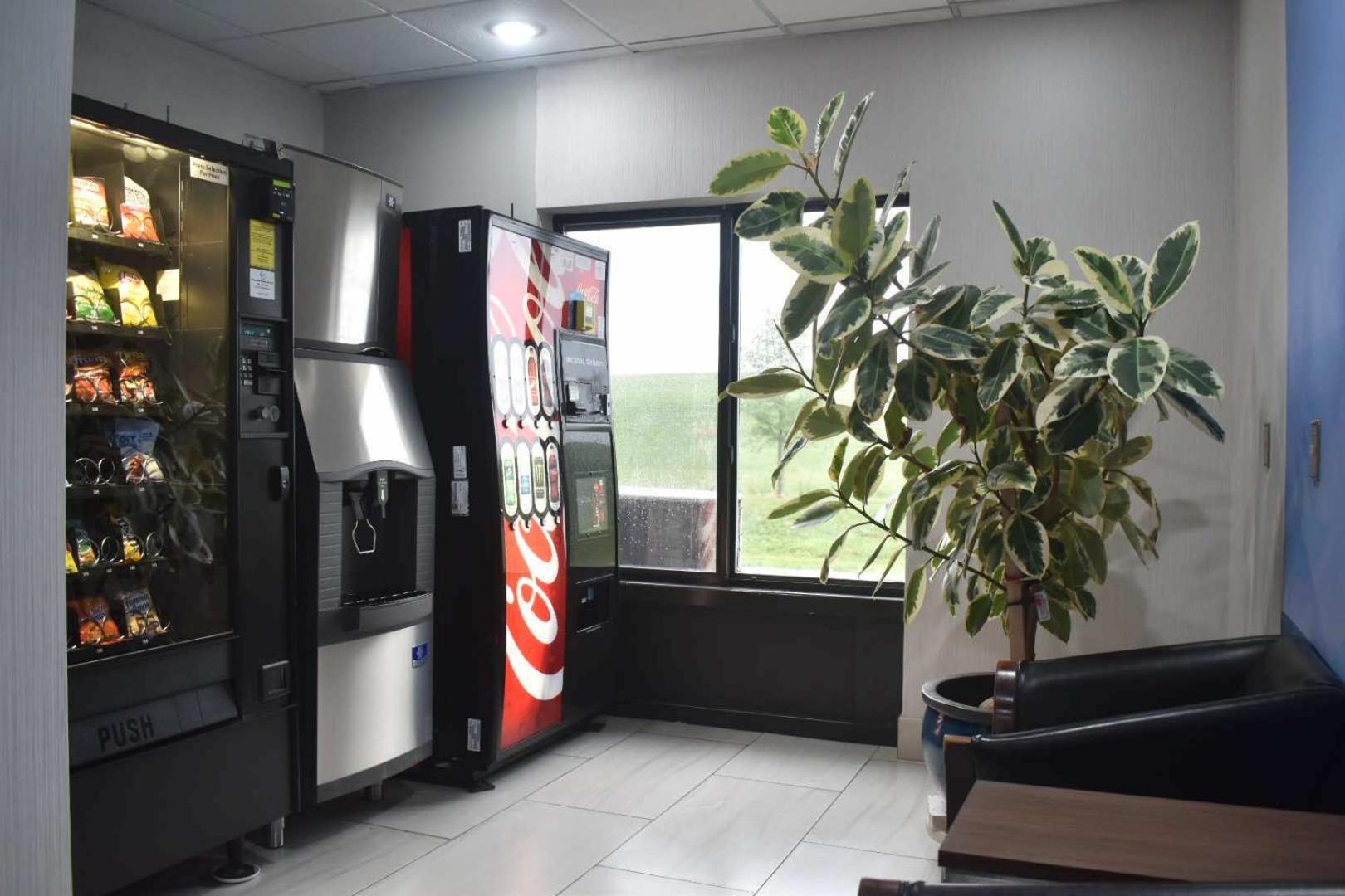 Holiday Inn Express Hotel & Suites Mcpherson By Ihg Екстер'єр фото