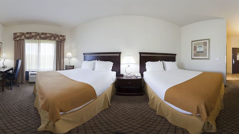 Holiday Inn Express Hotel & Suites Mcpherson, An Ihg Hotel Екстер'єр фото