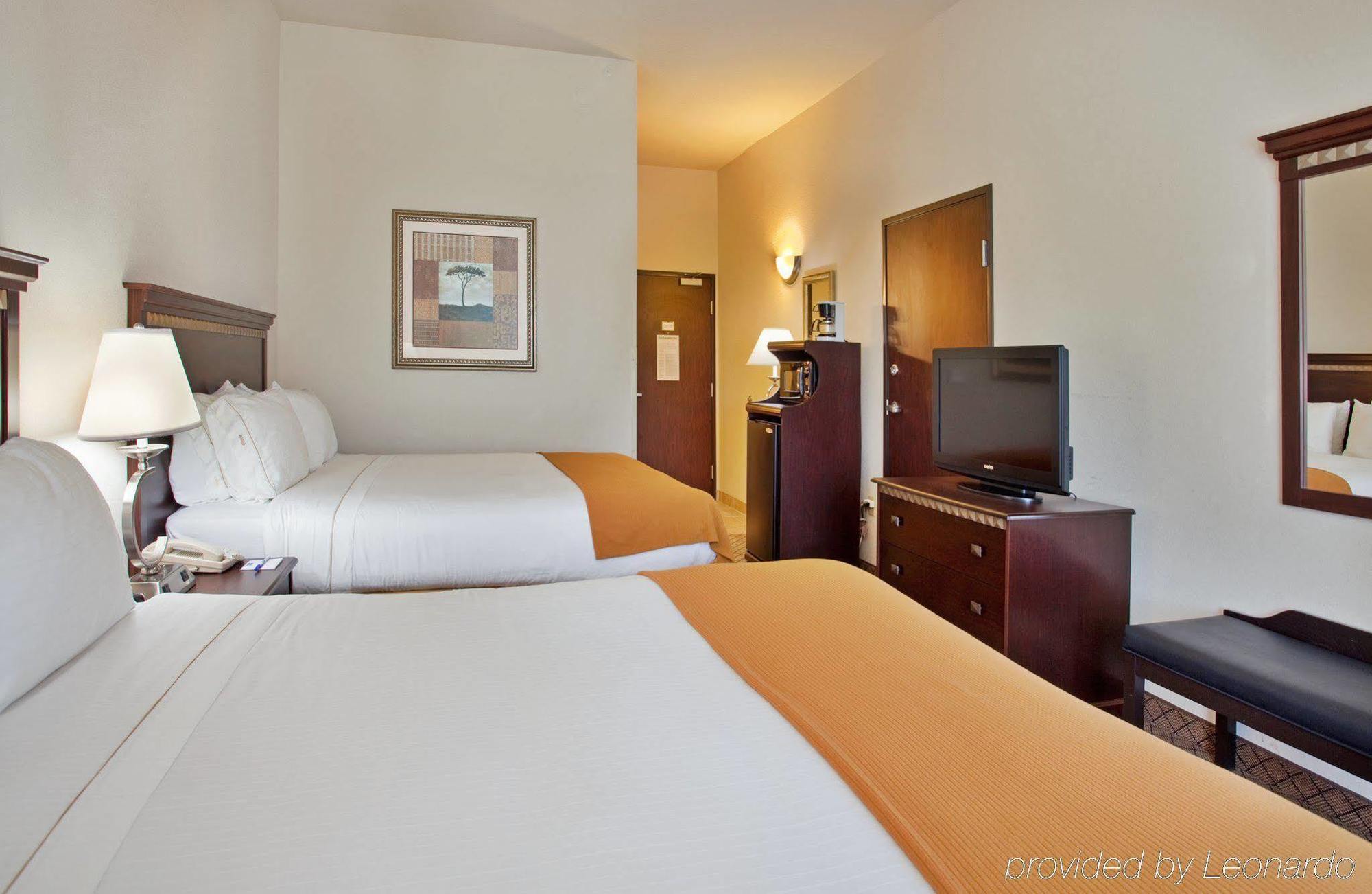 Holiday Inn Express Hotel & Suites Mcpherson By Ihg Номер фото