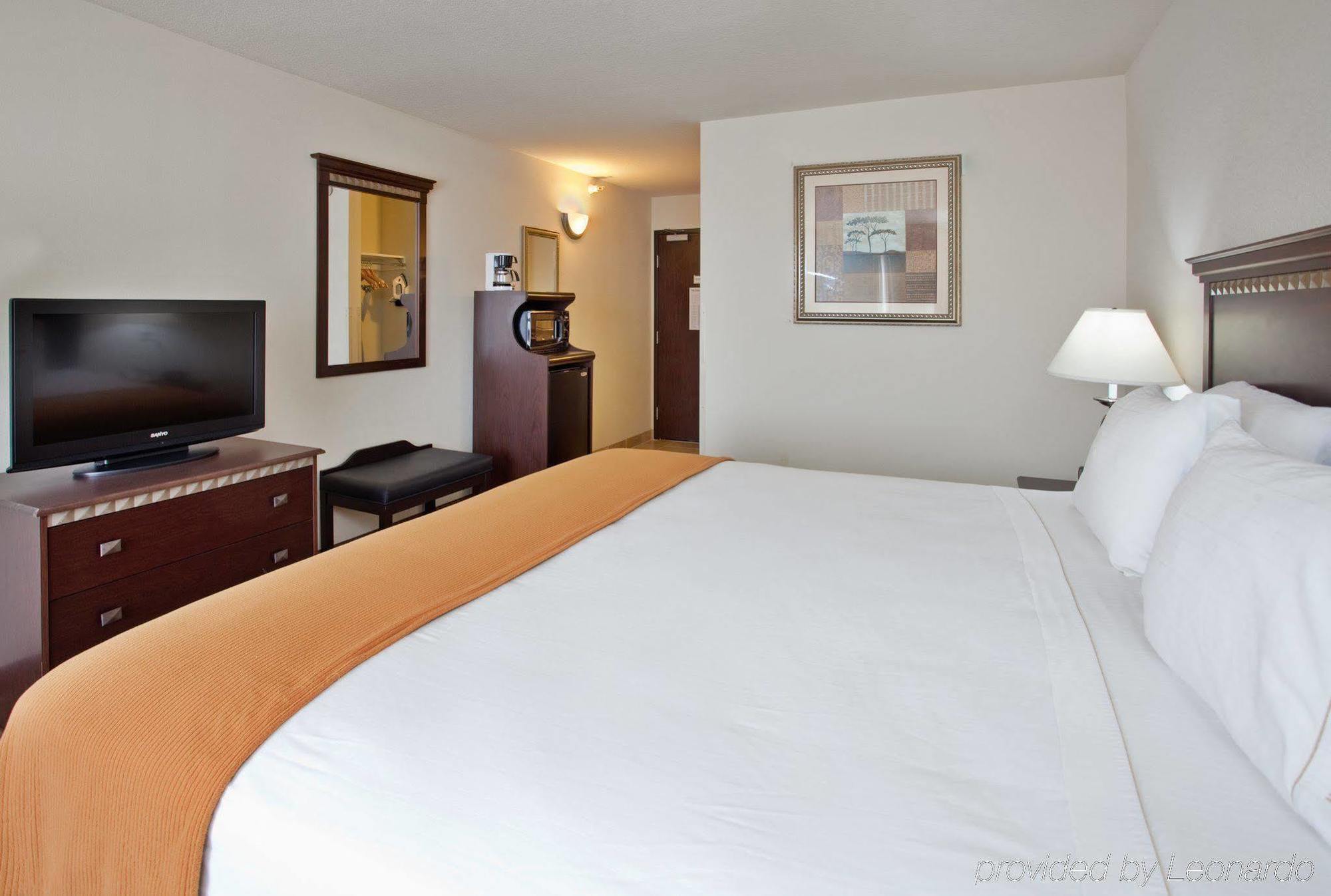 Holiday Inn Express Hotel & Suites Mcpherson By Ihg Екстер'єр фото