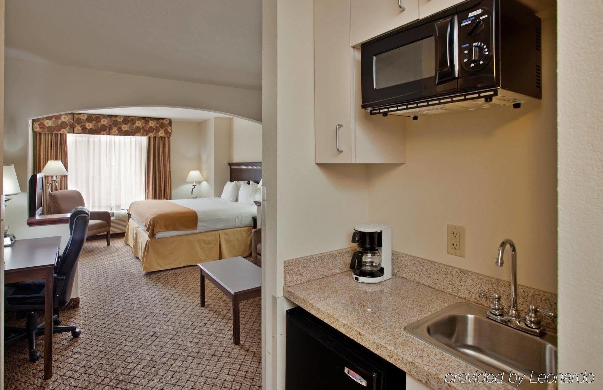 Holiday Inn Express Hotel & Suites Mcpherson By Ihg Номер фото