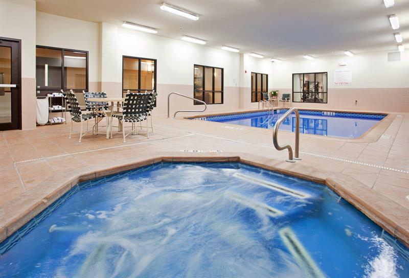 Holiday Inn Express Hotel & Suites Mcpherson By Ihg Екстер'єр фото